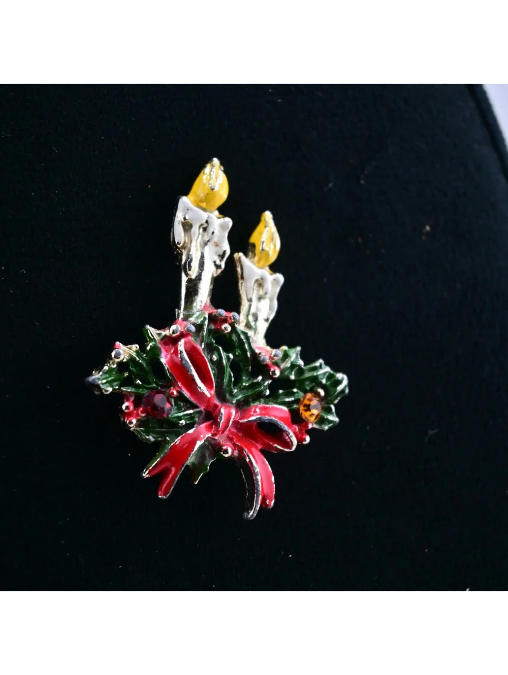 VTG Beautiful Dual Candle Red Bow on Green Wreath Christmas Brooch Enamel Pin